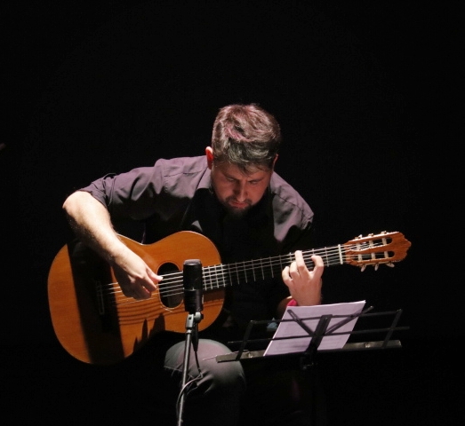 Lucas Maureira interpretando guitarra