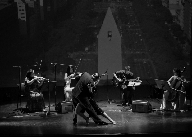 Presentación con cuarteto de cuerdas y bailarines