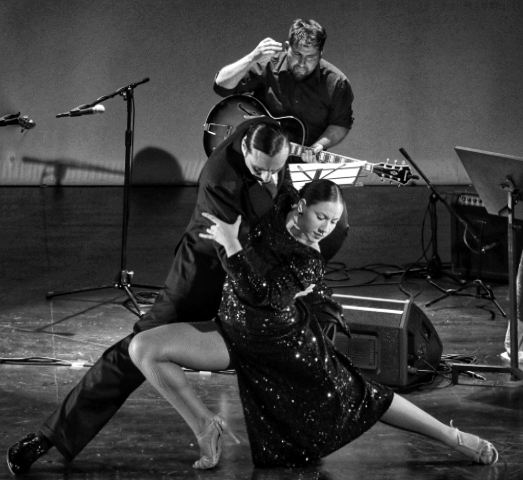 Lucas Maureira con bailarines de tango