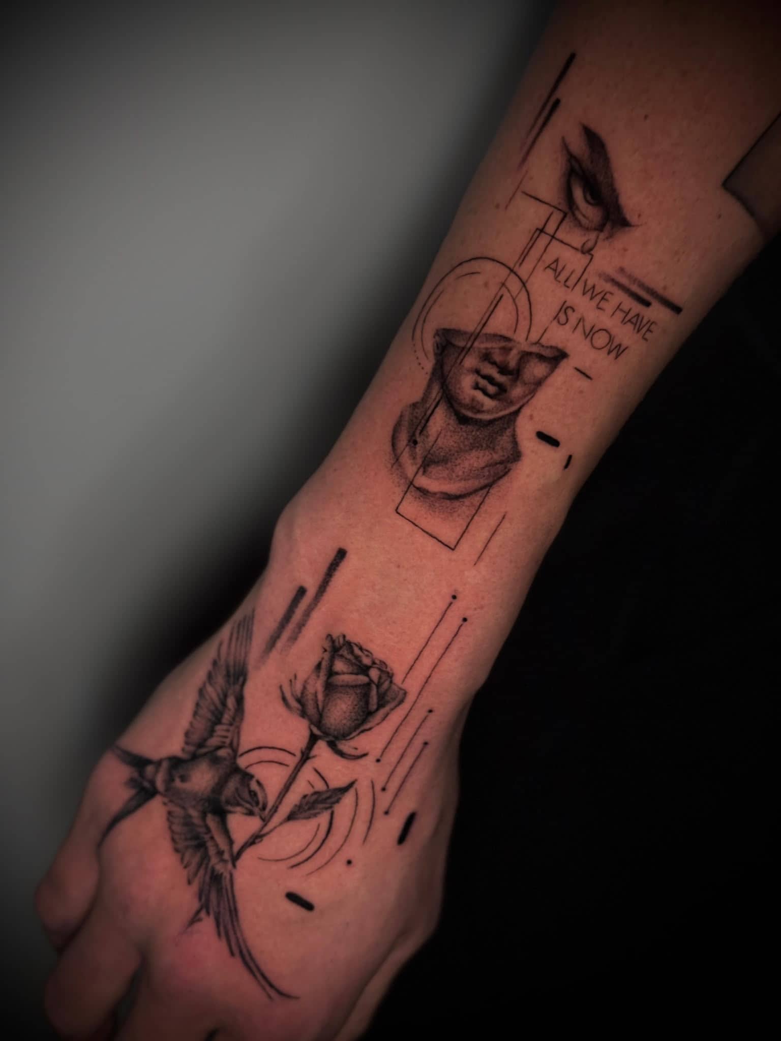 Fineline Trash-Polka Tattoo mit Statue und Vogel an Handruecken