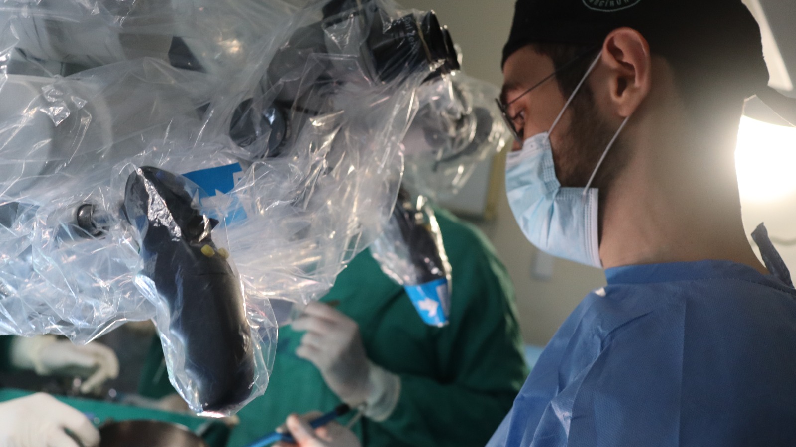 Dr. Caio Perret em cirurgia com microscopio