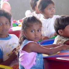 Drei Kinder am roten Tisch