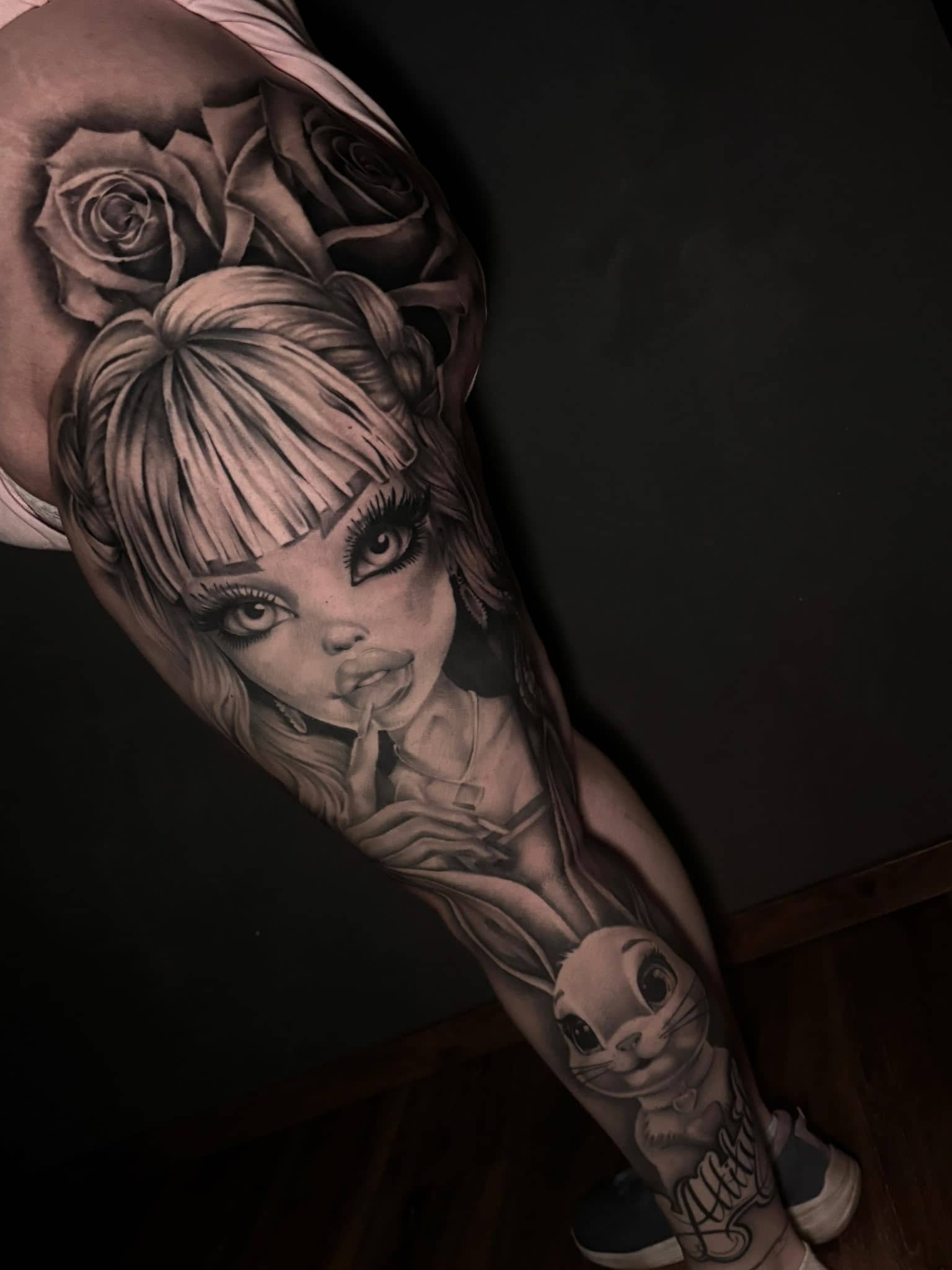 Black and Grey grosses Frauengesicht mit Rosen und Baby-Hase am Bein-Sleeve