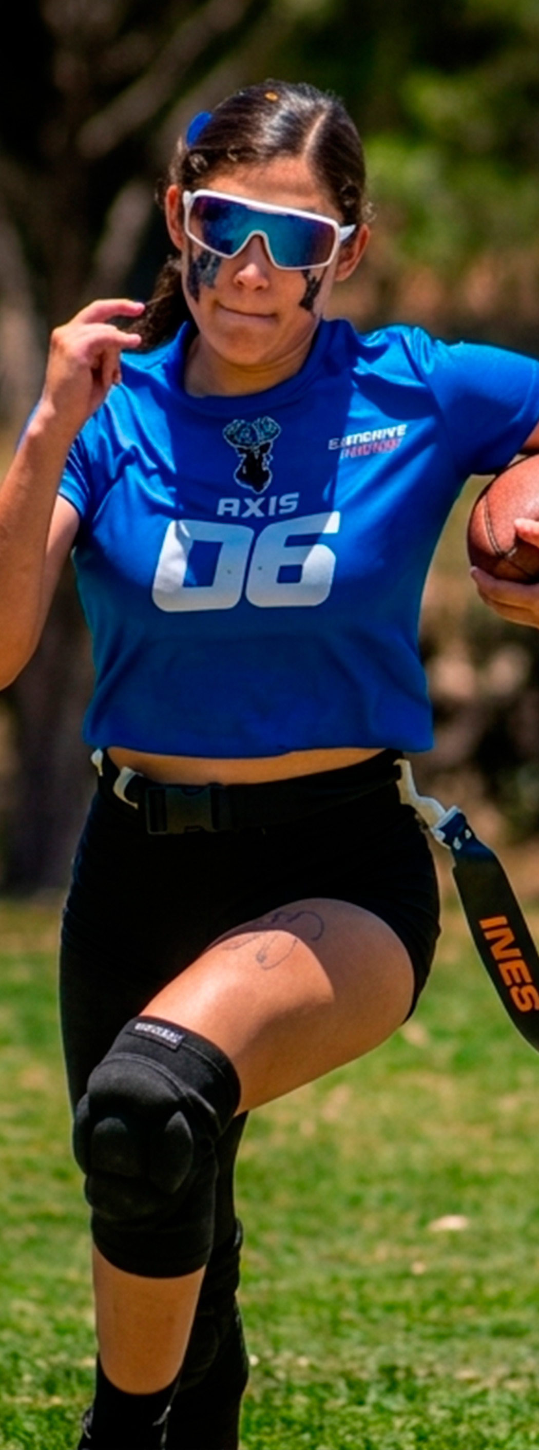 Jugadora de AXIS con balón durante un partido de Flag Football