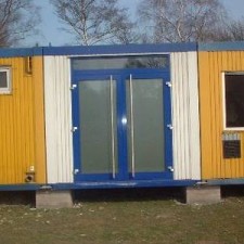 Gelber Container mit blauen Doppeltüren, Außenansicht