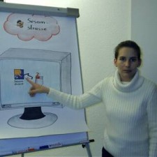 Frau zeigt auf Flipchart-Zeichnung "Sesam Straße"