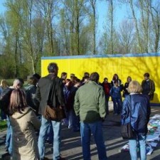 Größere Menschenmenge zur Eröffnung vor dem Container