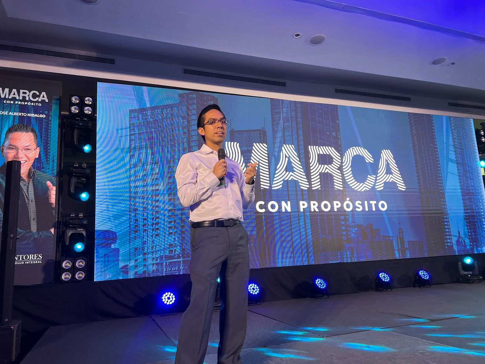 Eduardo Spandre compartiendo su experiencia en un escenario empresarial