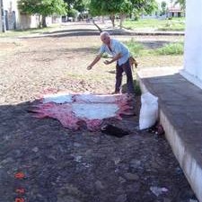 Mann ruht sich aus, Hut auf dem Schoß