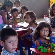 Kinder im Kindergartenraum