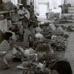 Marktszene: Händlerinnen mit Gemüse auf dem Boden