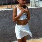 Mädchen im weißen Kleid