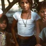 Frau mit Kleinkind und Luftballons