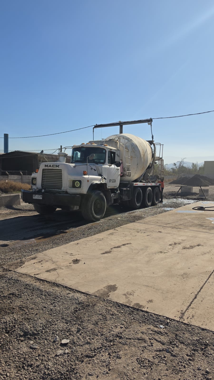Camión mixer XP-1226 descargando hormigón en planta con operador