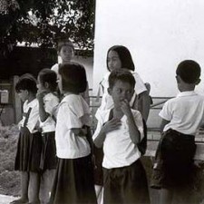 Schülerinnen und Schüler in Schuluniformen vor dem Schulgebäude
