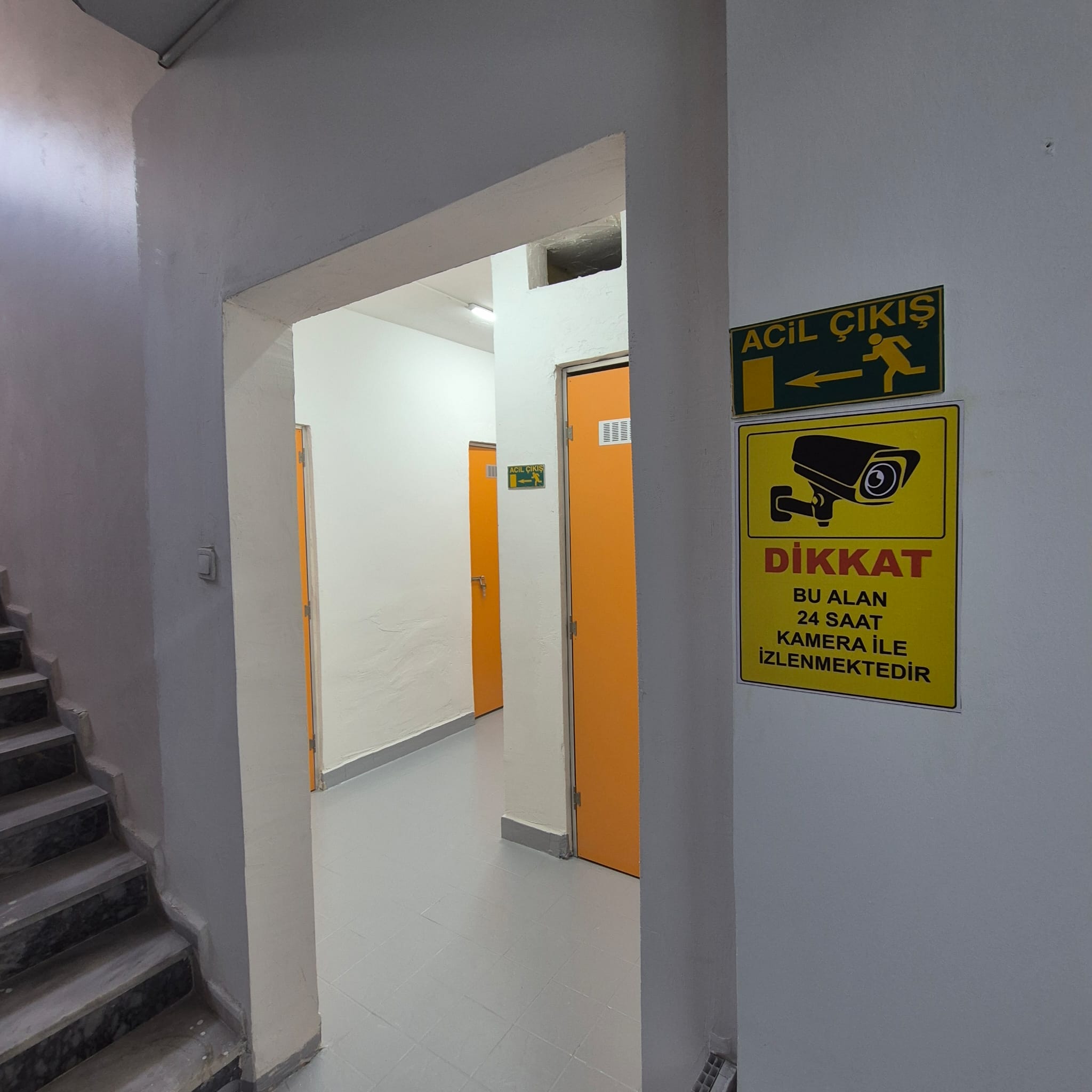 Acil çıkış yönlendirmesi ve kamera sistemi bulunan sigortalı ev depolama tesisi
