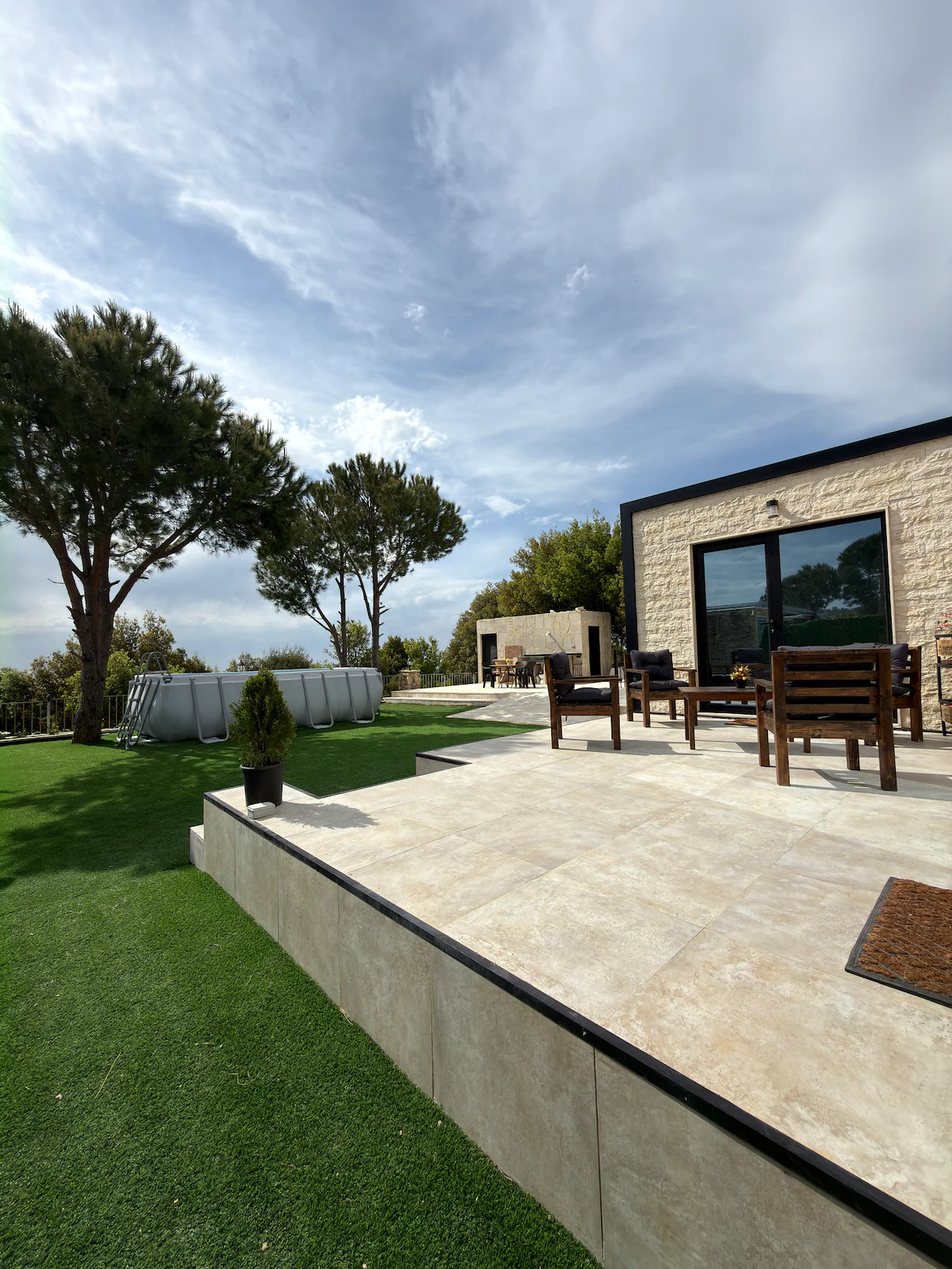Casa exterior with patio