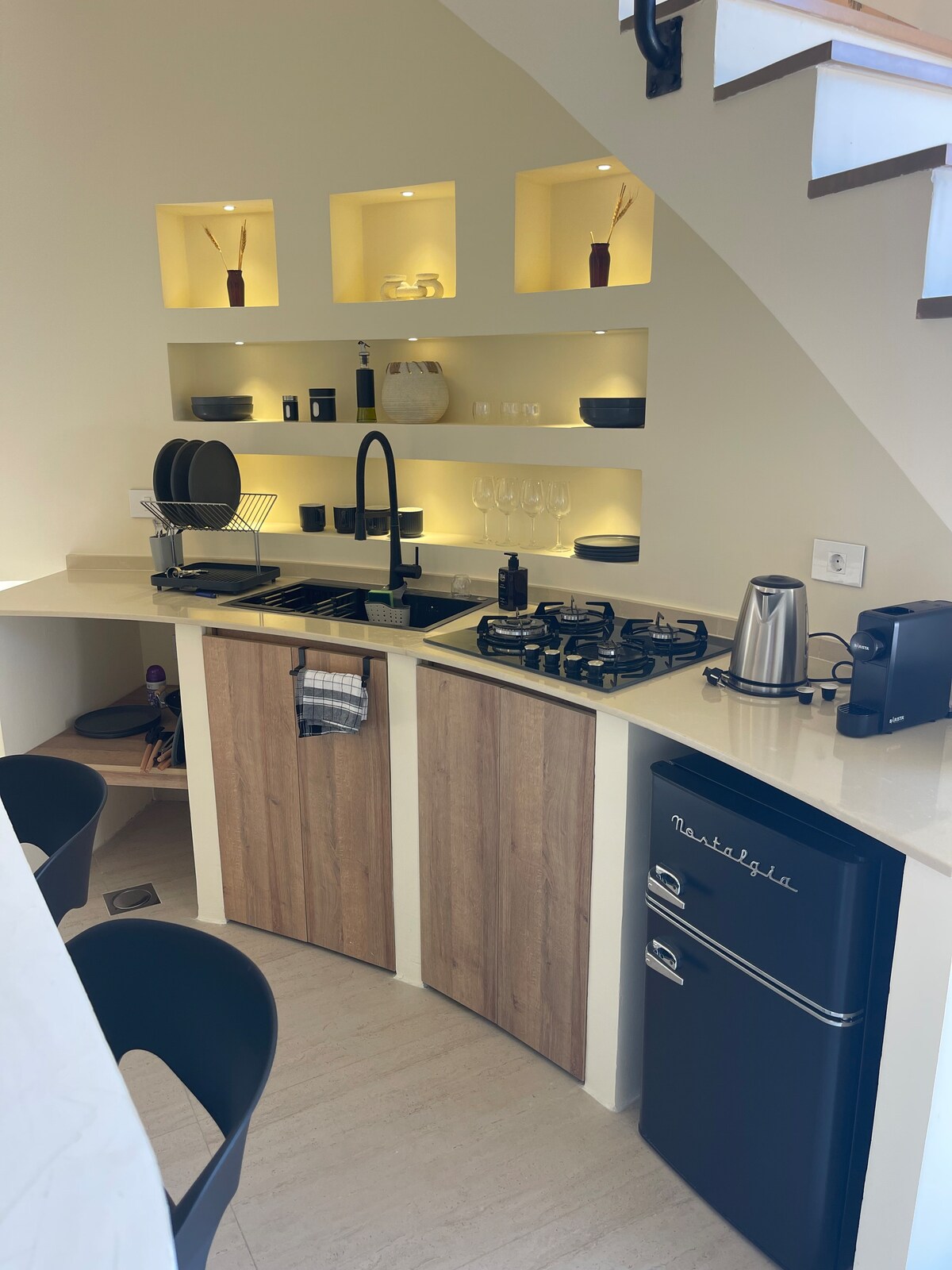 Kitchen with illuminated shelving