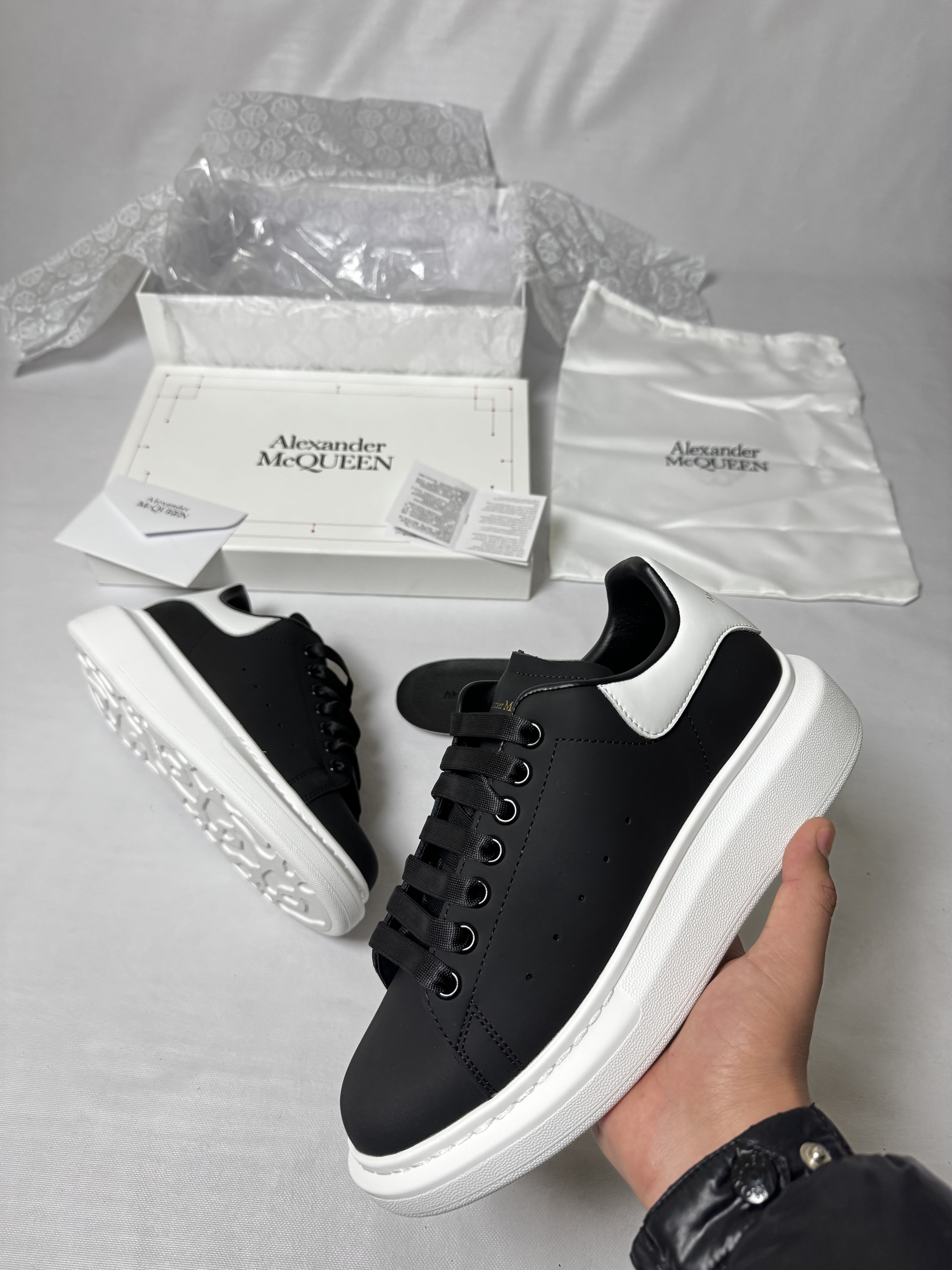 Alexander McQueen Negras Lisas