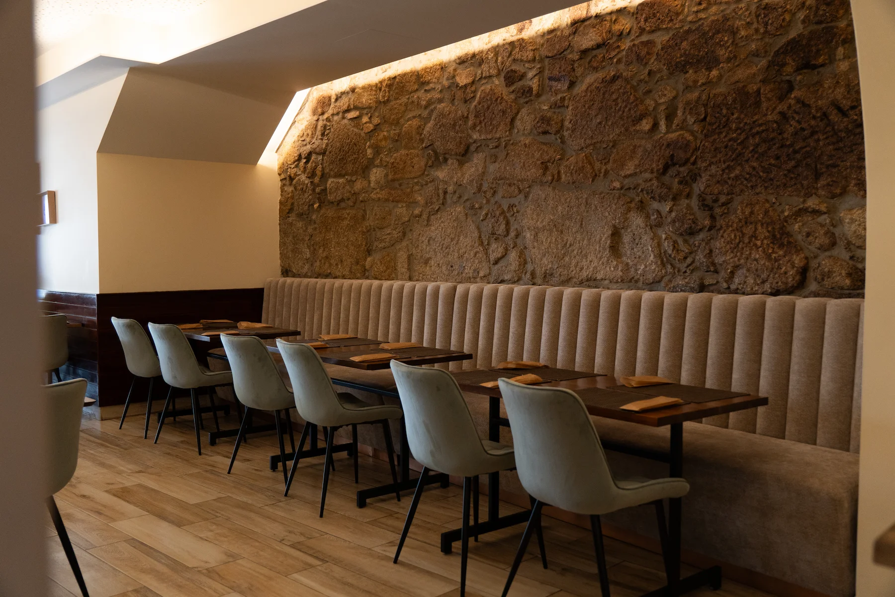 Sala do restaurante com mesas e cadeiras