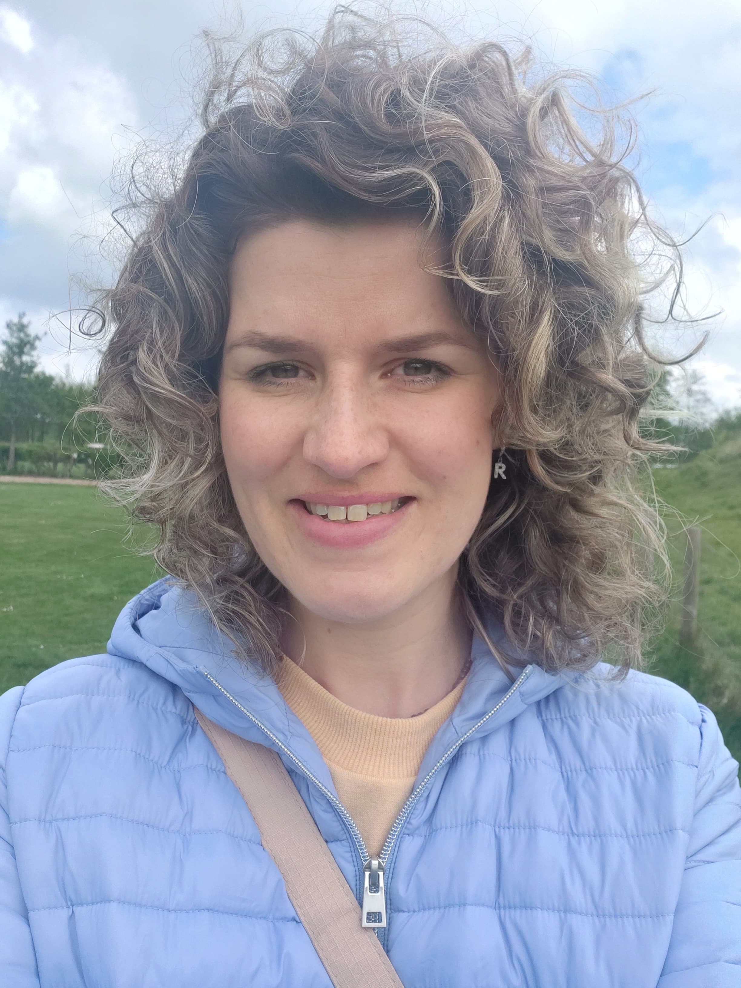 Anna voor de transformatie in blauwe jas