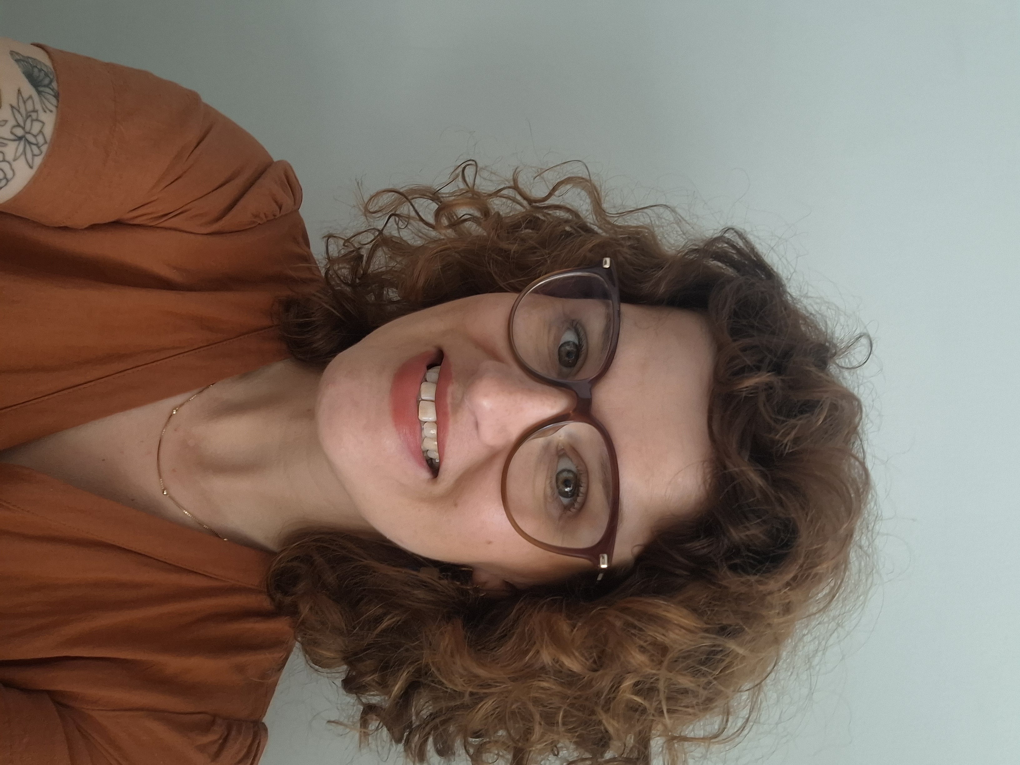 Anna na de transformatie in warme terracotta tinten