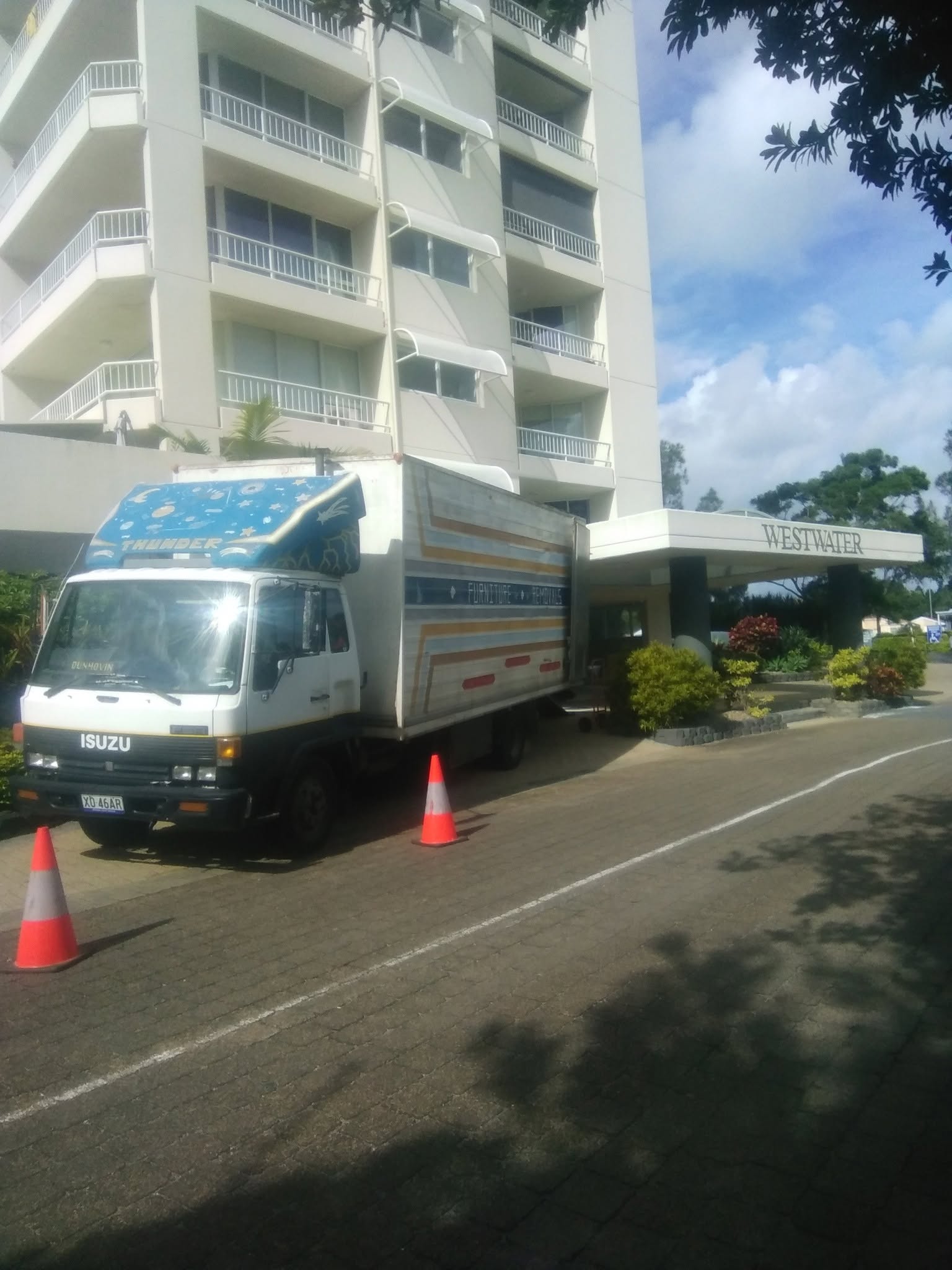 Kandos Removalist truck on a job at a residential building