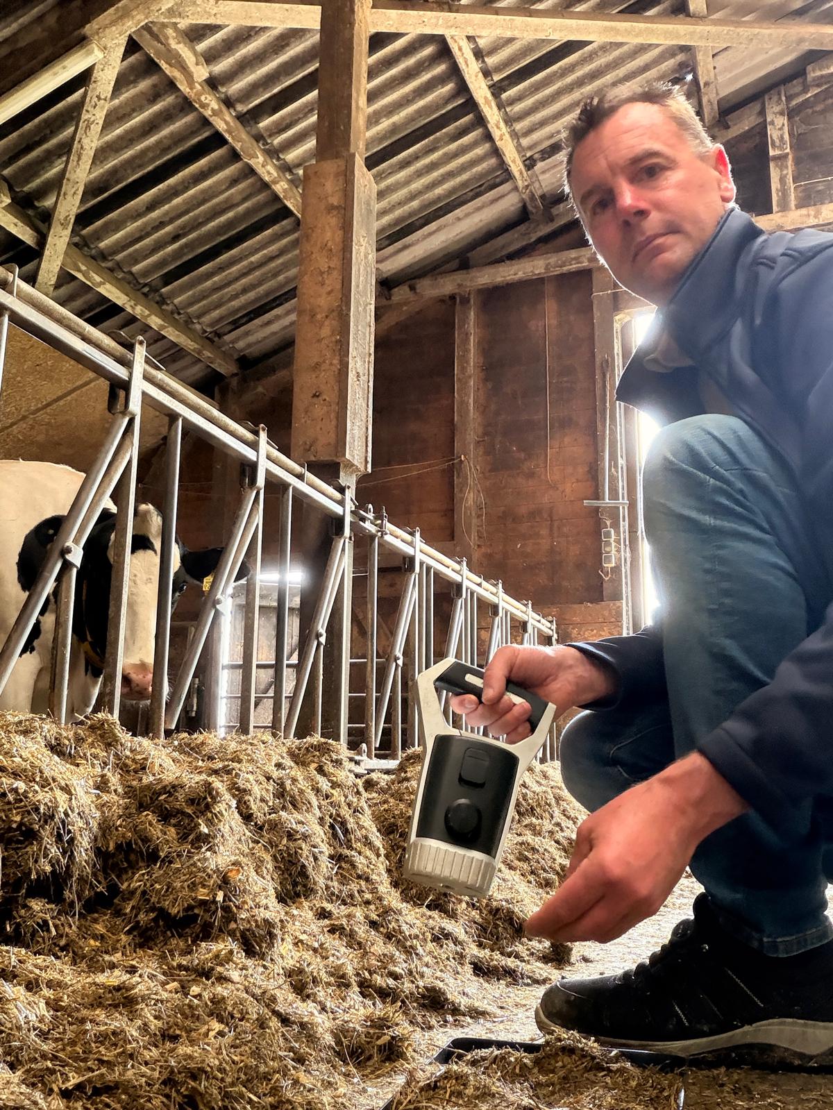 Thomas Kück mit NIR-Sensor im Kuhstall bei der Futteranalyse