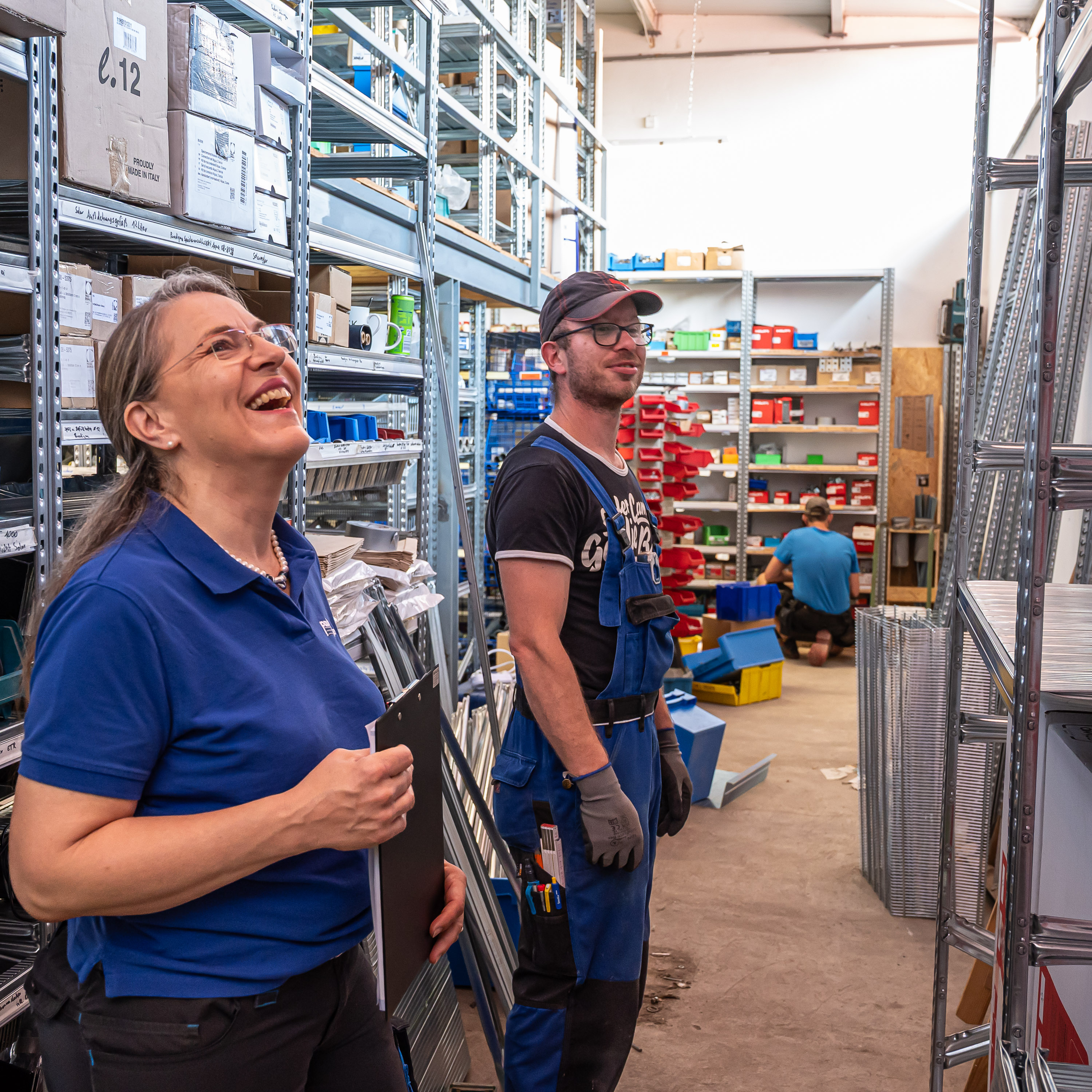 Doris Paulus arbeitet gemeinsam mit einem Handwerker im Lager
