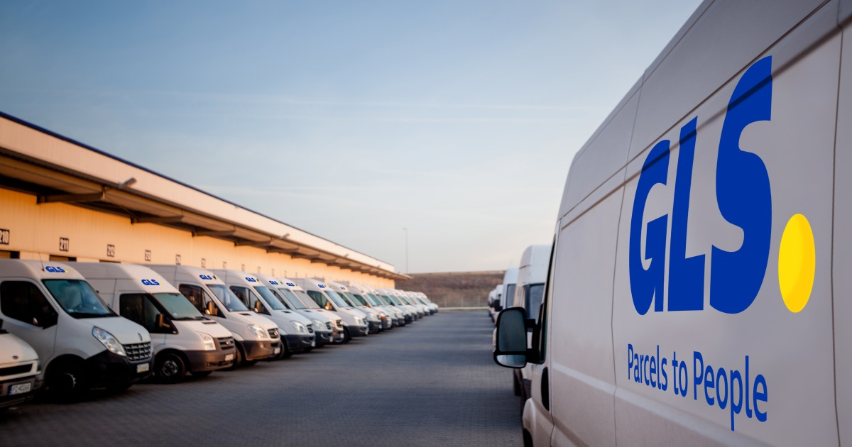 Flota de furgonetas GLS en nave logística