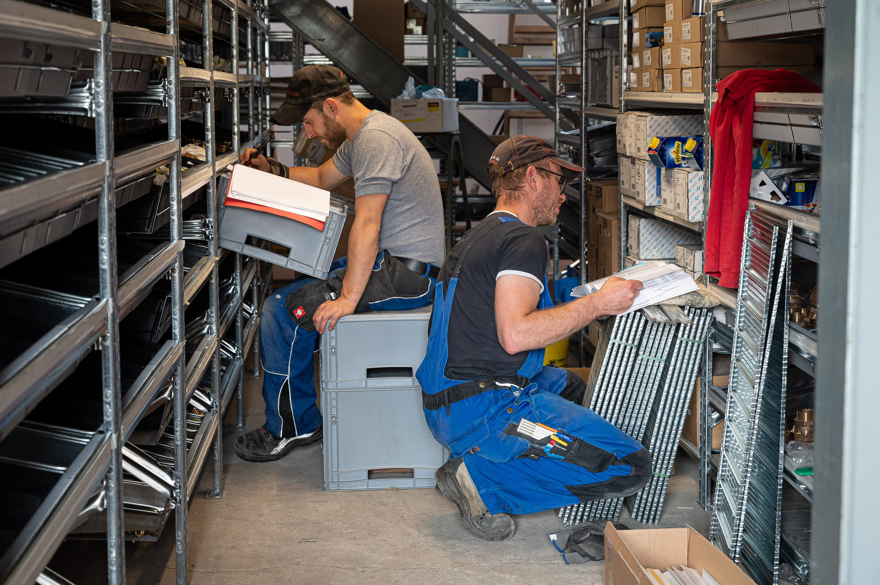 Zwei Monteure arbeiten strukturiert im Lager