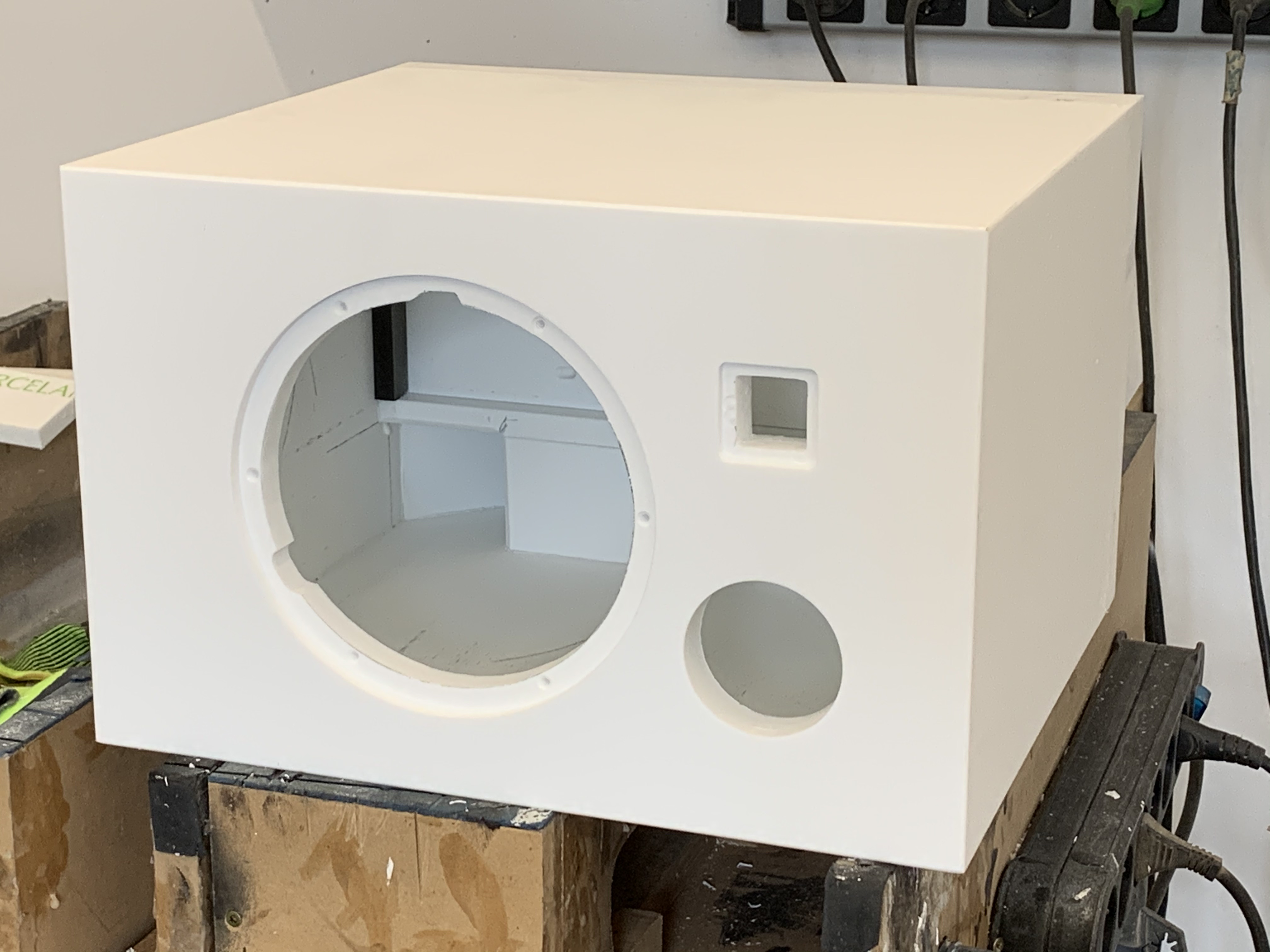 Lyravox Karlsson Corian-Gehäuse in der Werkstatt – handgefräste Öffnungen für Tiefmitteltöner und Hochtöner