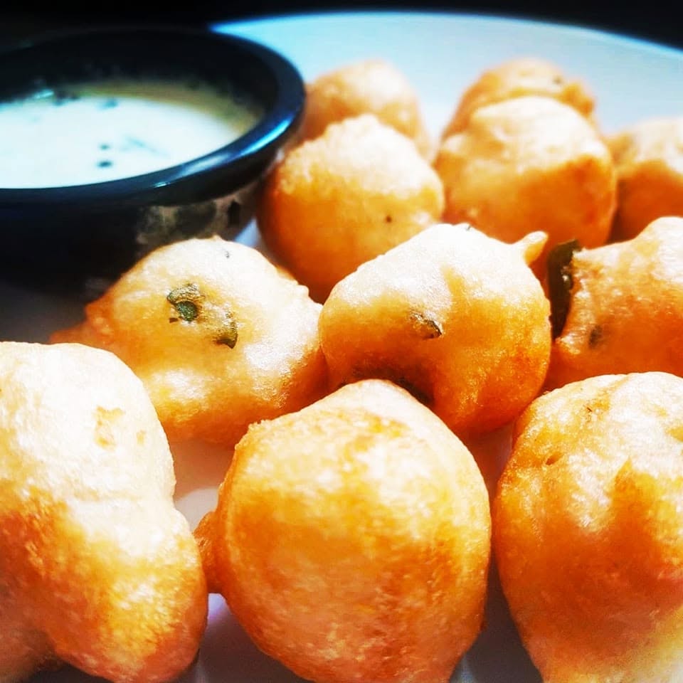 Crispy golden fried medu vada served with coconut chutney