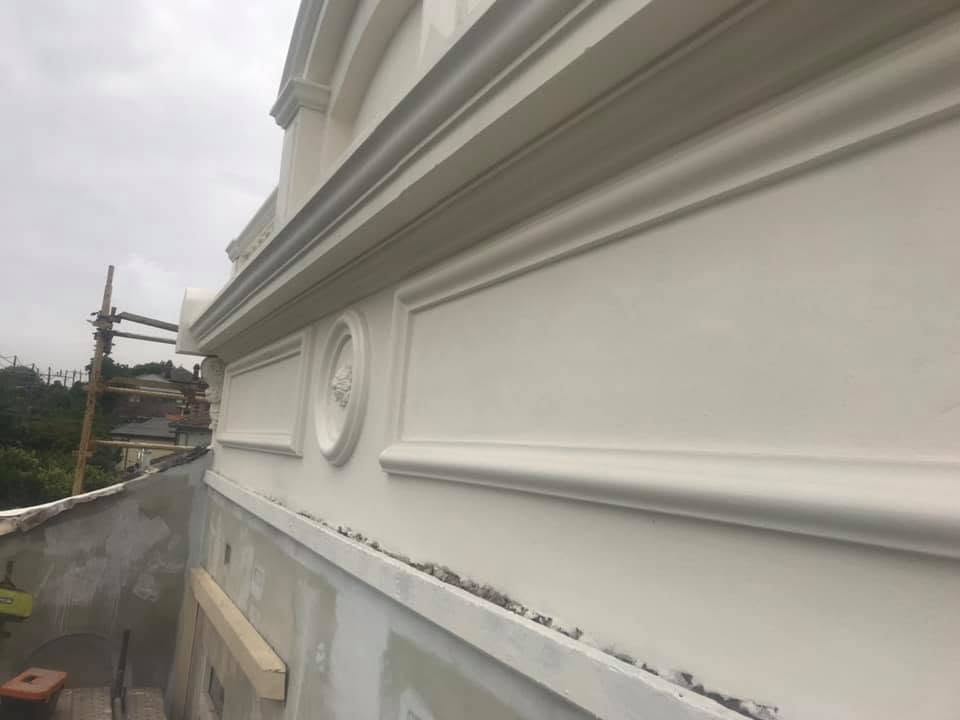 White rendered heritage facade with mouldings and oval medallion — Primo Property Maintenance restoration work