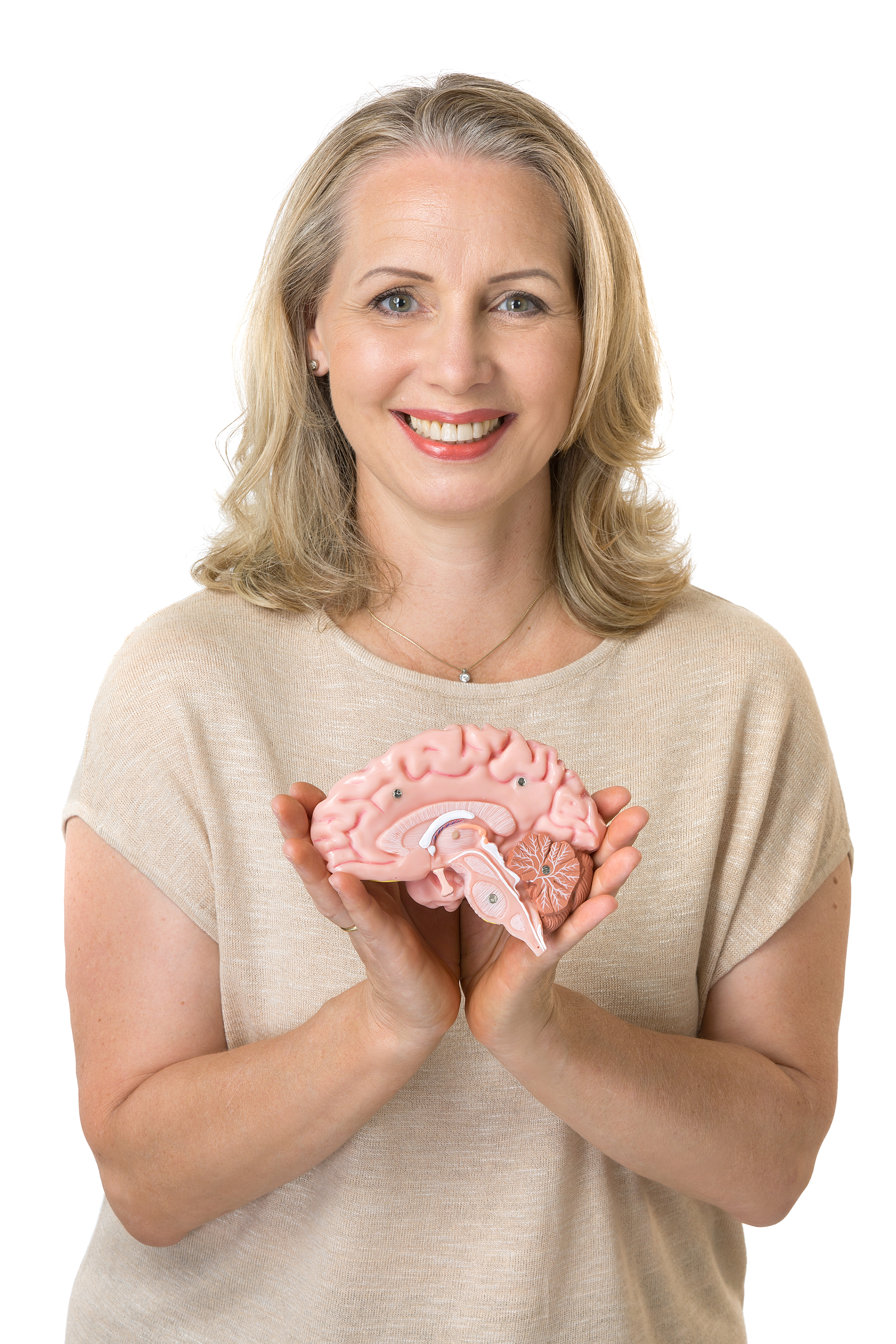 Elfi Achs, Biofeedback-Expertin, hält ein anatomisches Gehirnmodell in den Händen