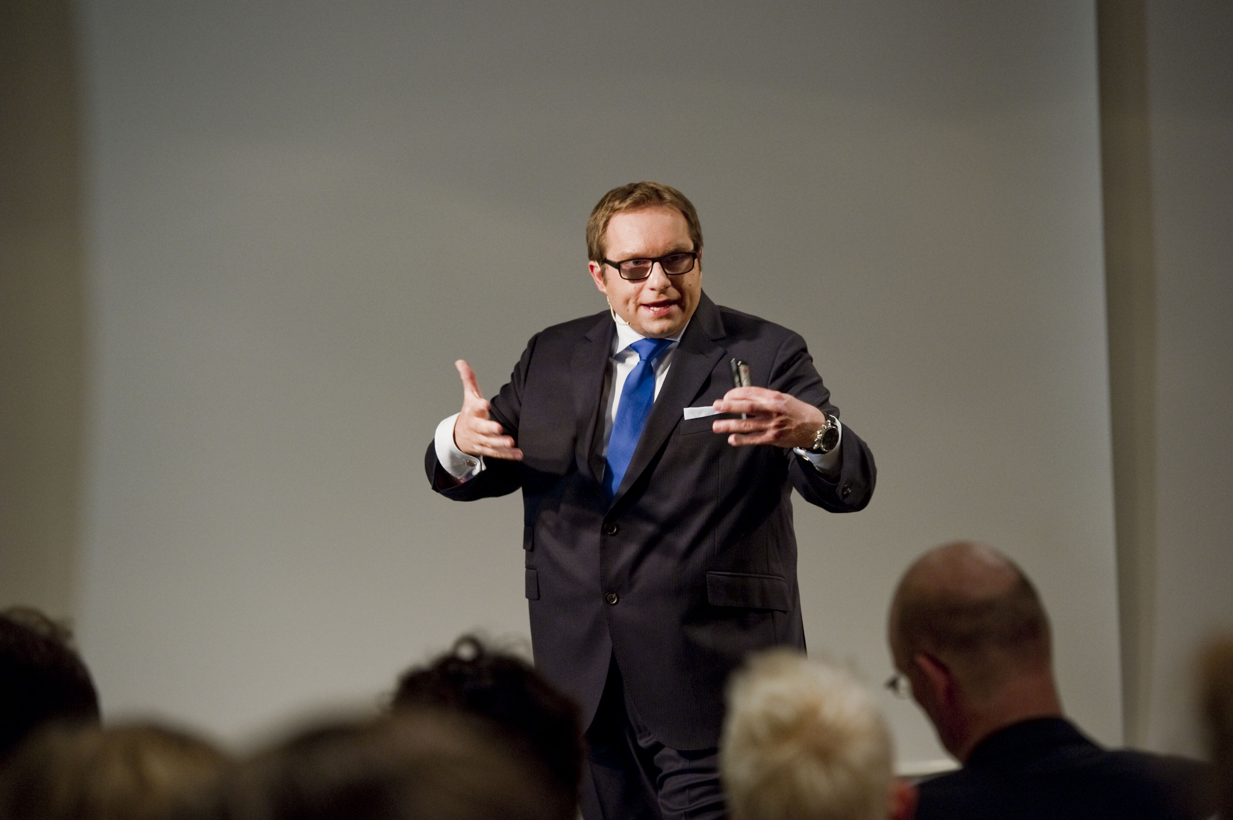 Immo Heinrich in lebhafter Präsentation