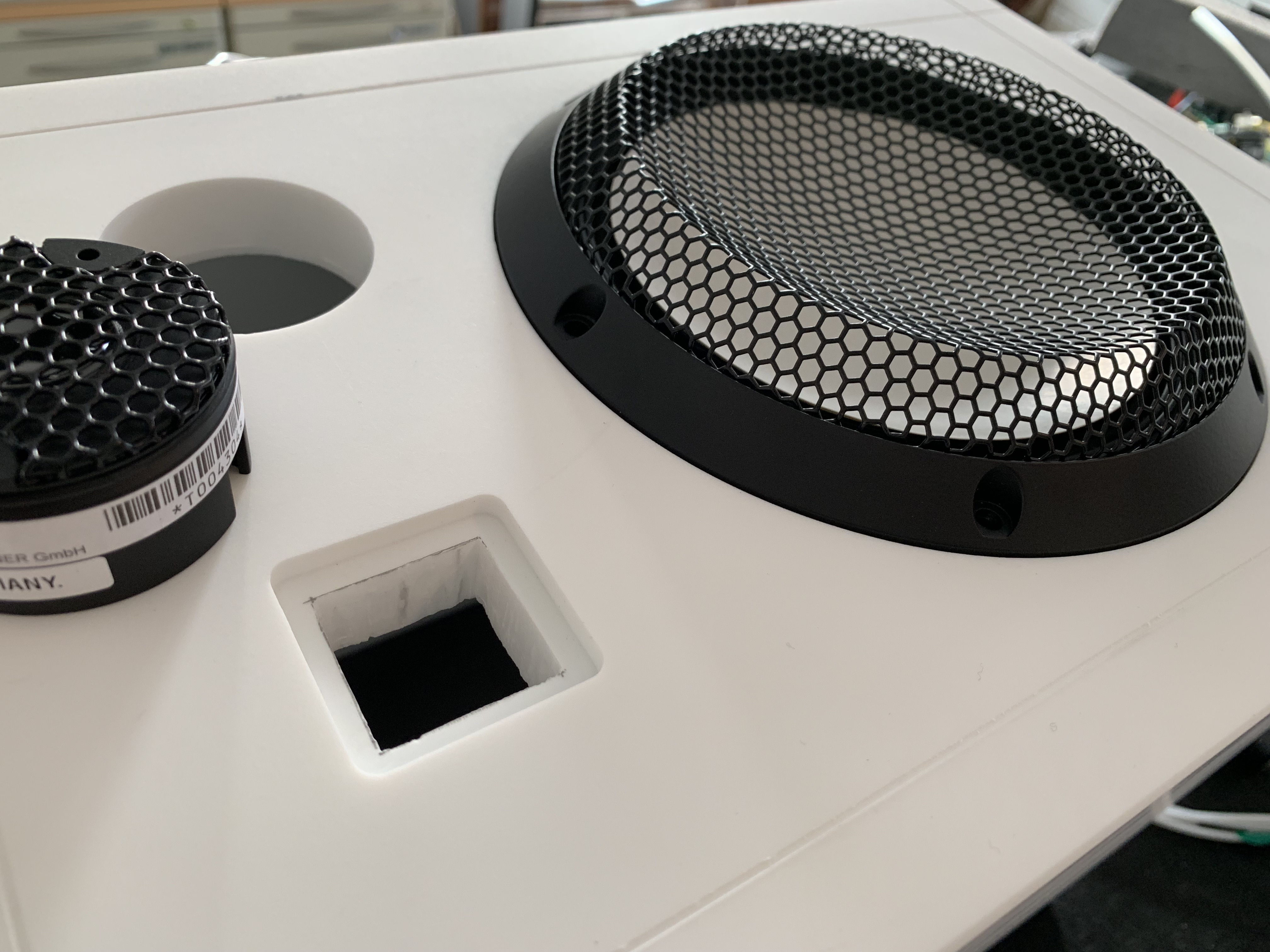 Lyravox Karlsson Draufsicht – Accuton-Tiefmitteltöner mit Hexagonalgitter und Hochtöner in der Montage