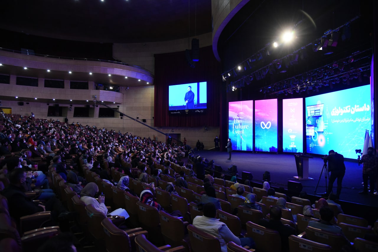 Reza Rafiei speaking to a large audience