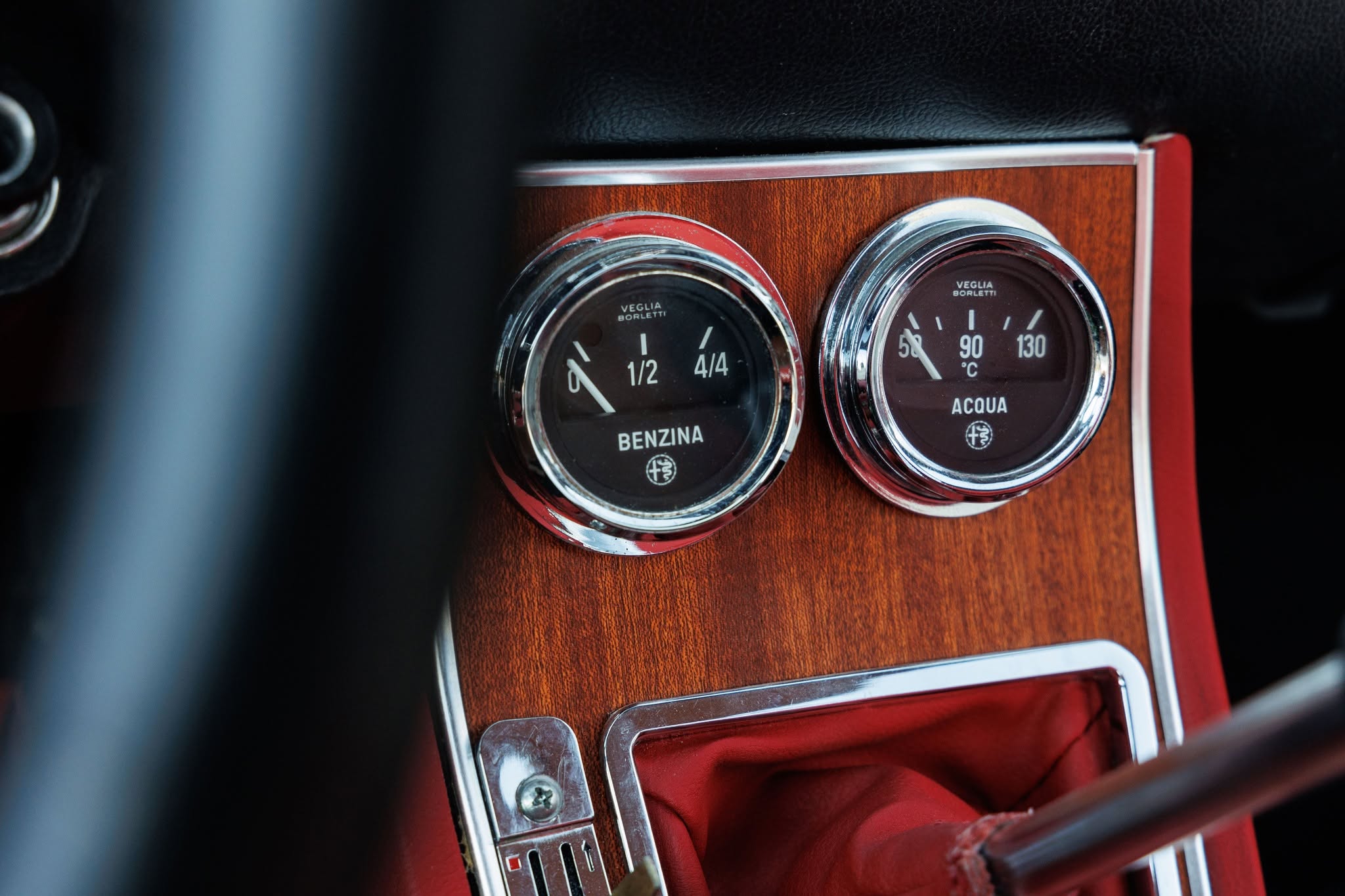 Alfa Romeo dashboard Benzina and Acqua gauges with woodgrain panel
