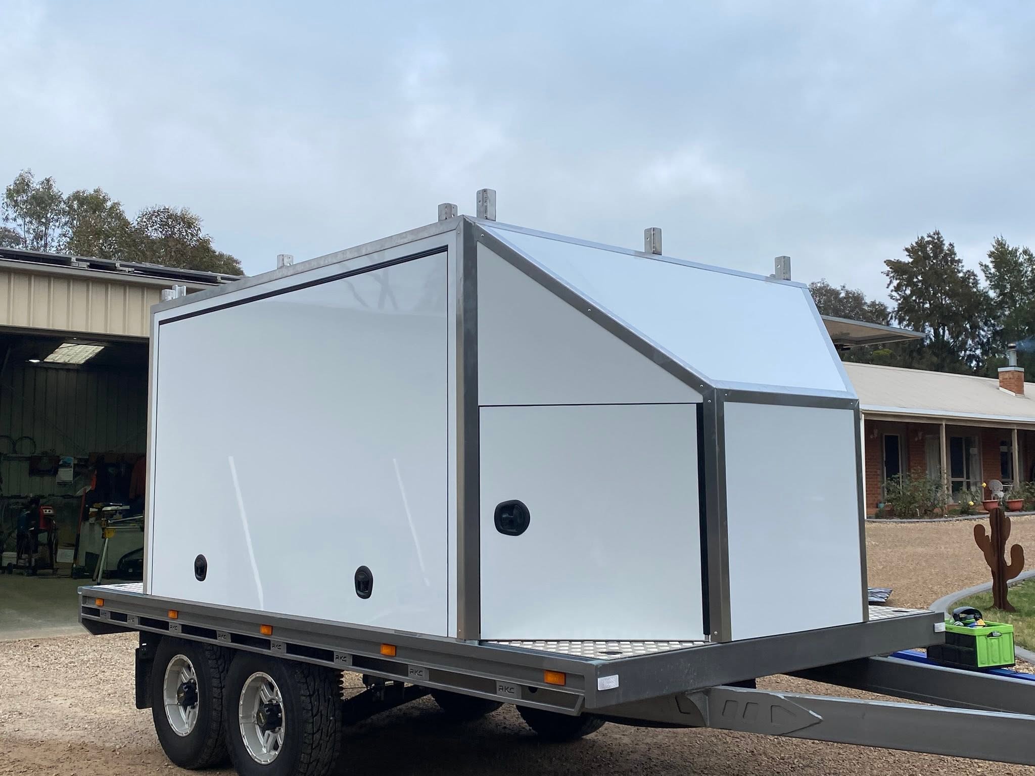 White horse float exterior showing full unit from the rear