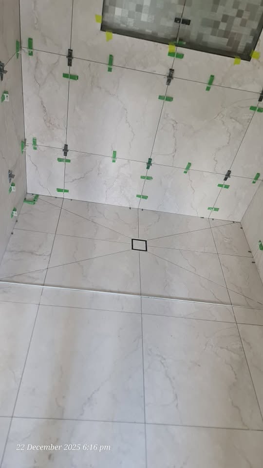 Shower floor and wall tiling — marble-effect tiles with leveling system