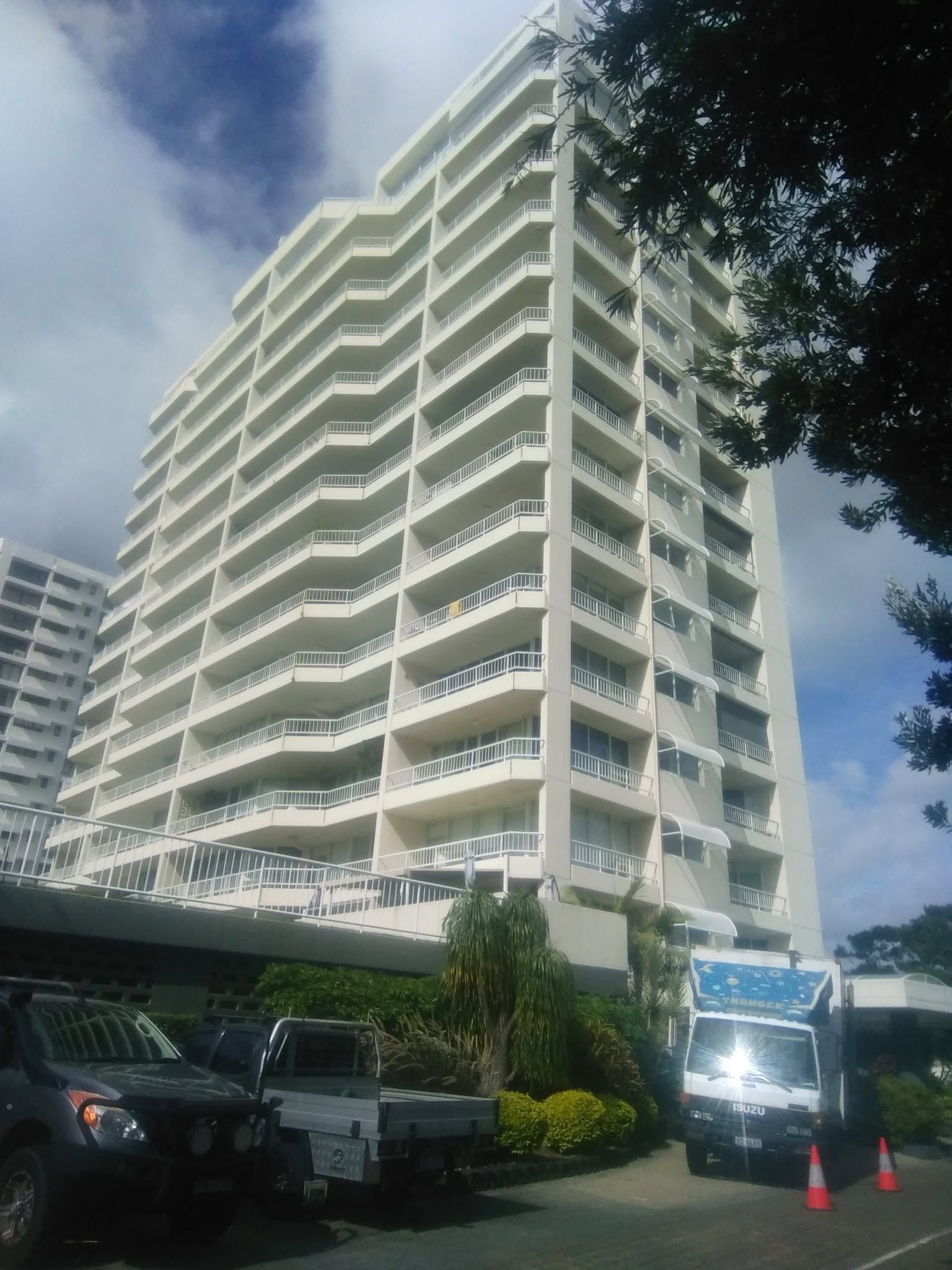 Kandos Removalist truck parked outside a residential building ready for a job