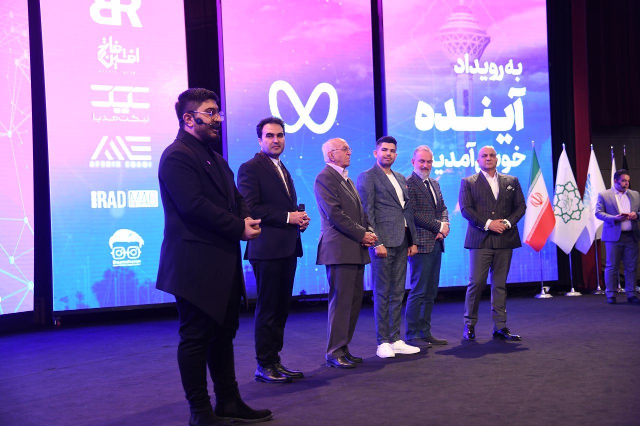 Reza Rafiei speaking on stage