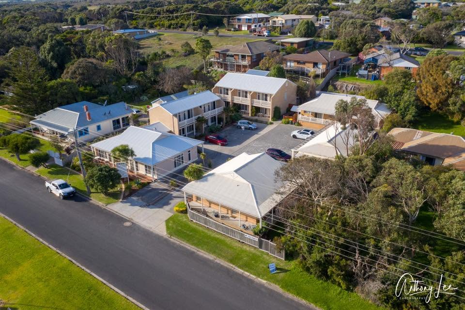 Aerial view of Port Campbell Parkview Motel & Apartments showing the motel buildings, apartments and on-site parking