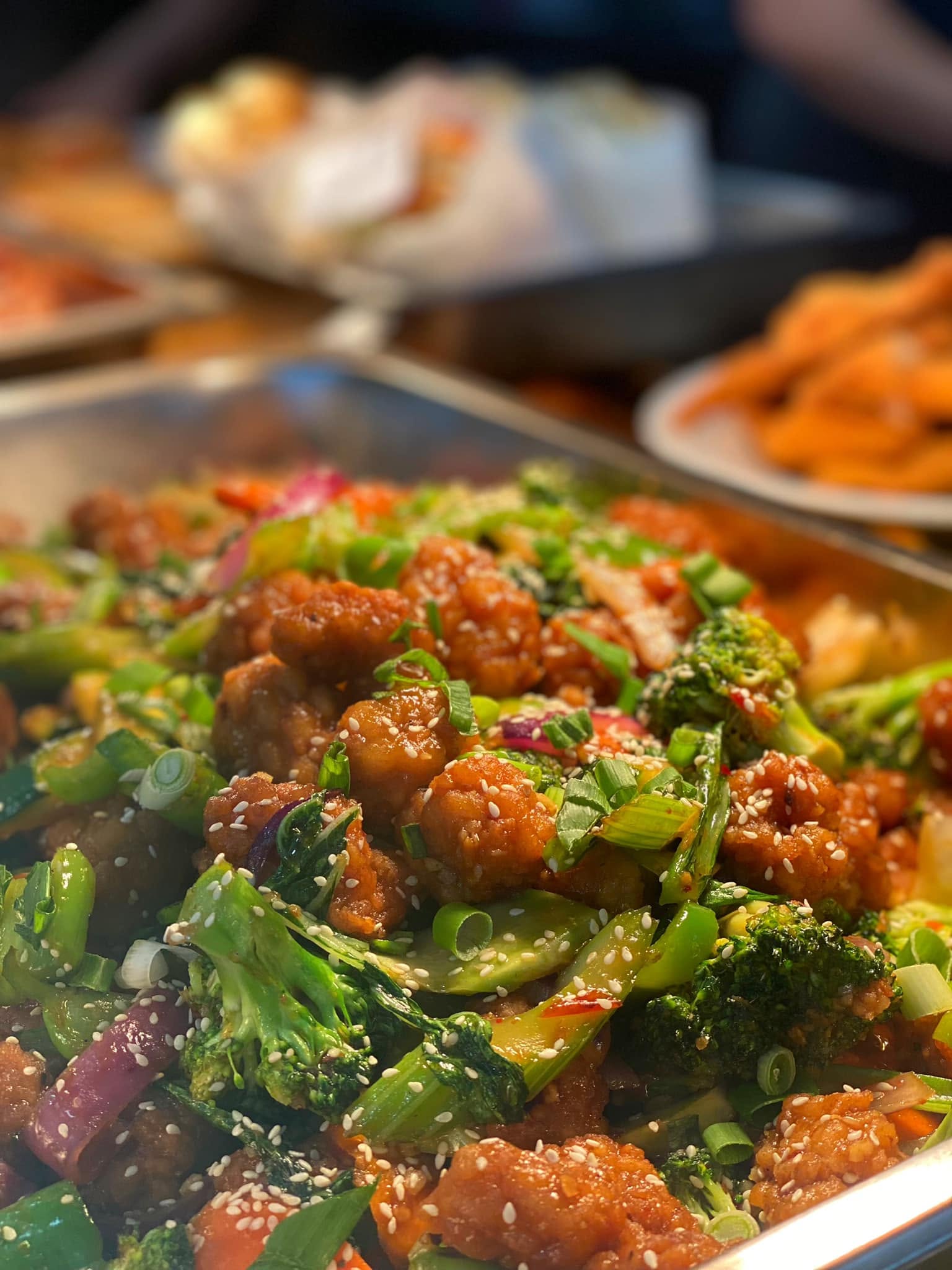 Colourful stir-fry dish with broccoli and sesame seeds