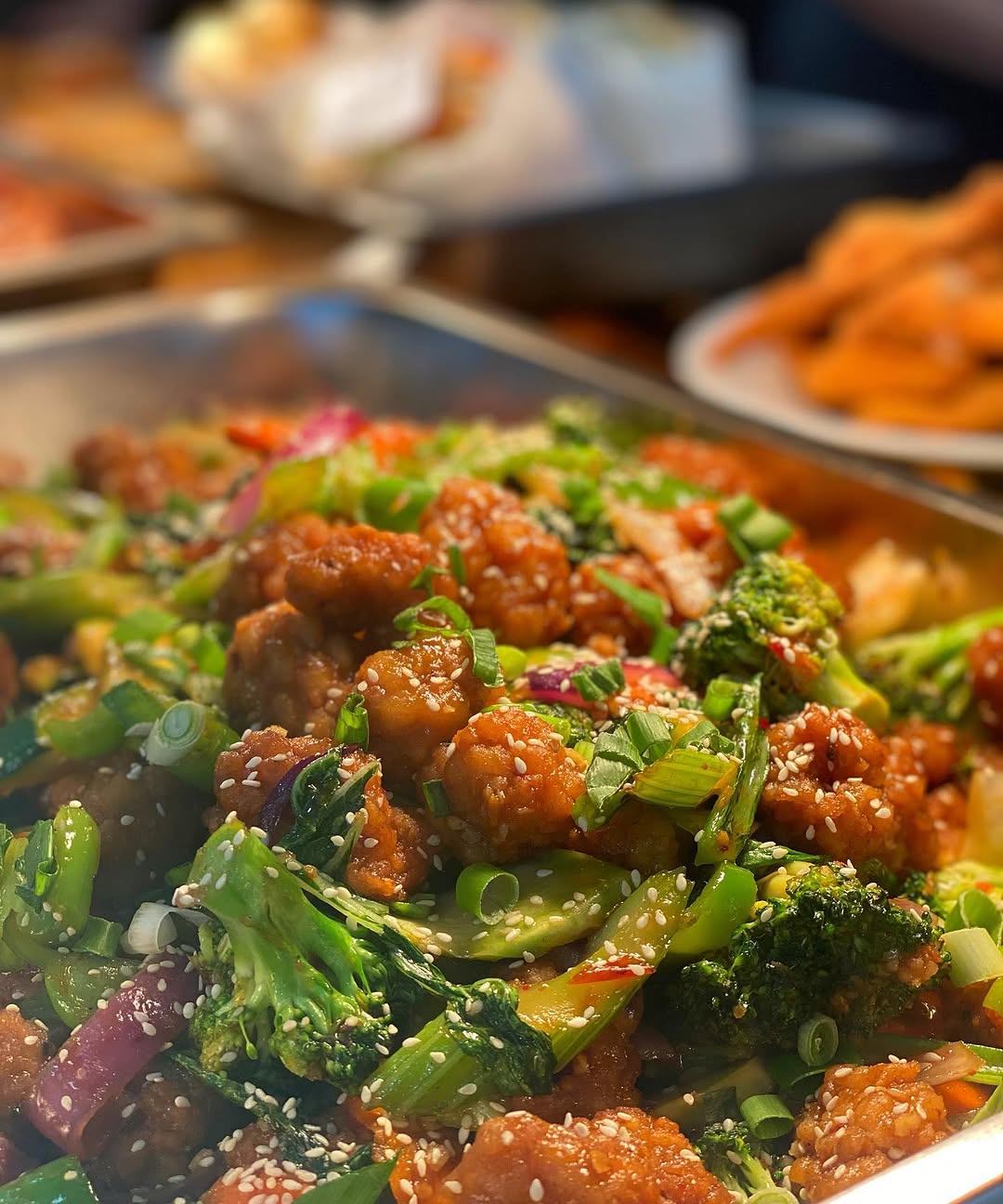 Colourful stir-fry with broccoli and sesame on a tray