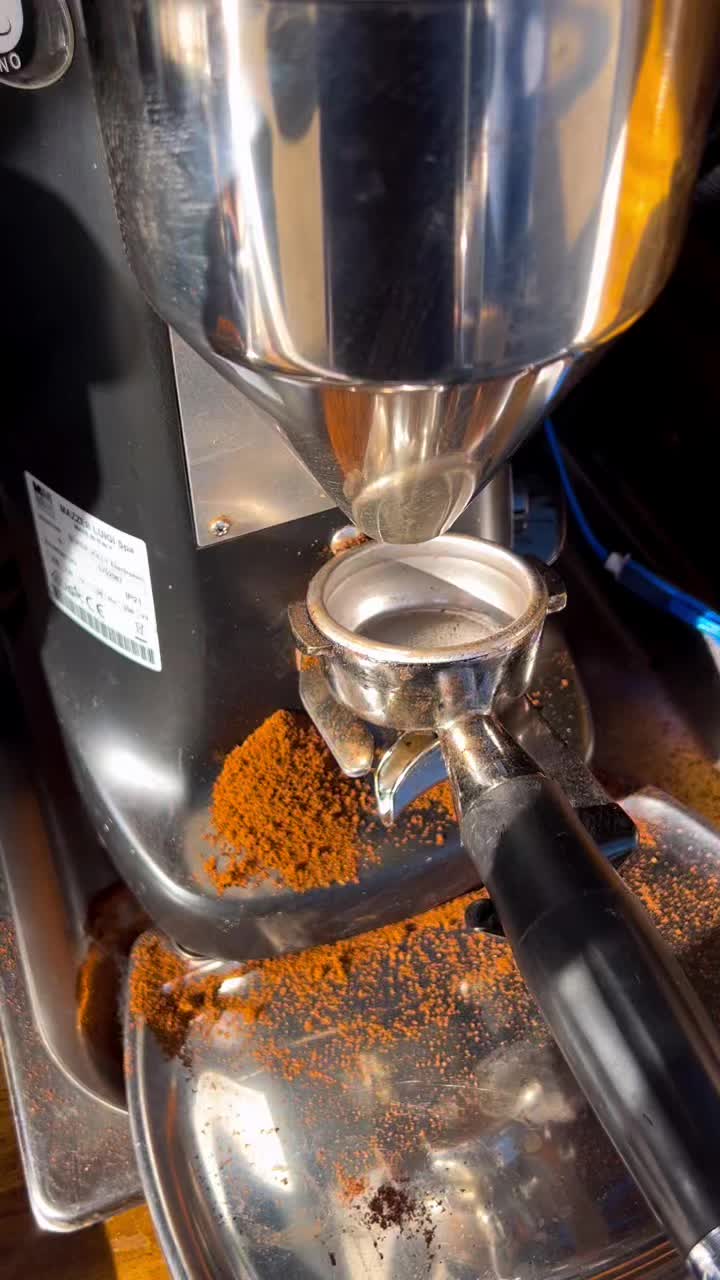 Kulur Trio espresso machine grinding fresh coffee
