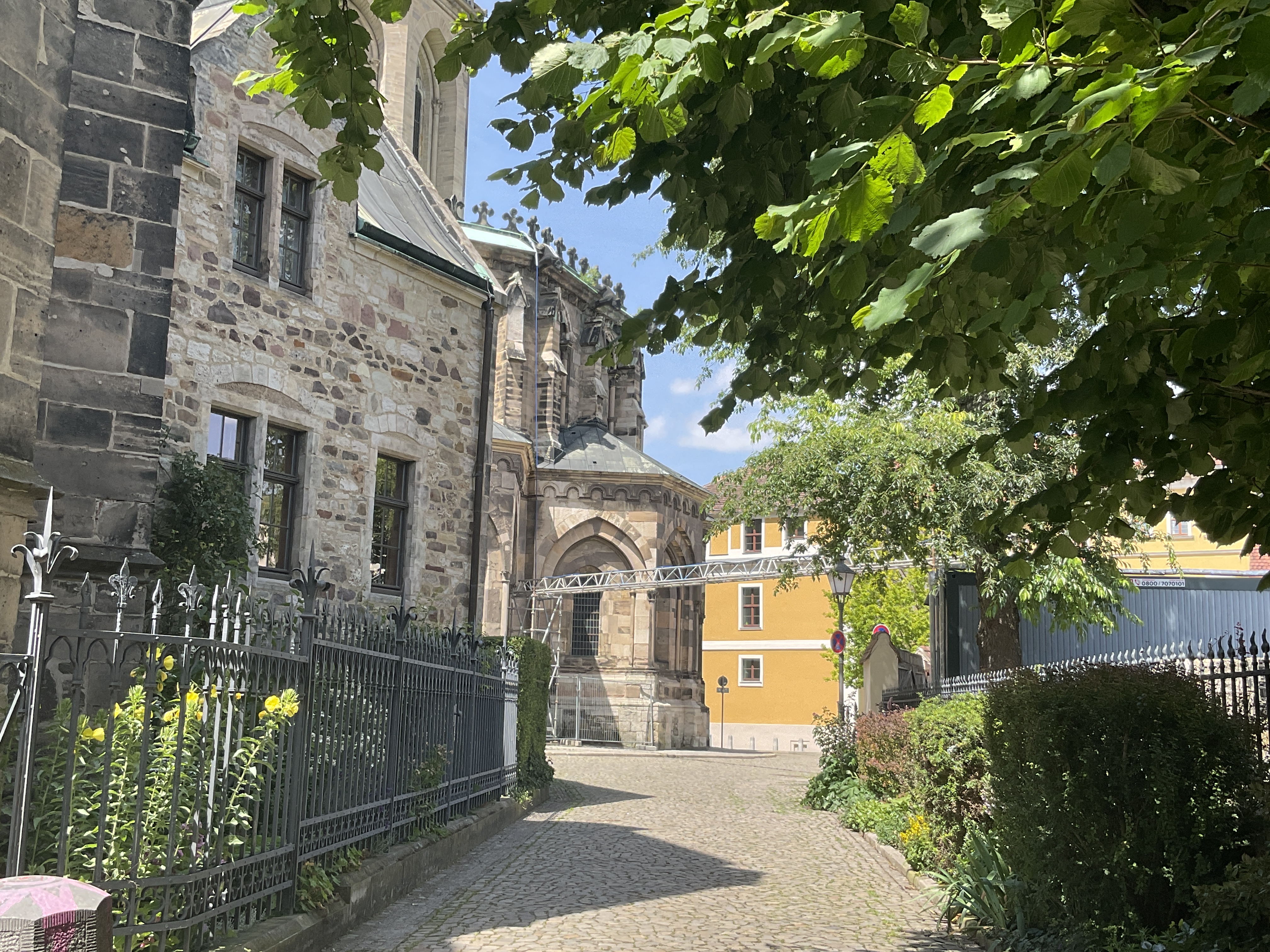 Historische Innenstadt von Magdeburg mit Kirche