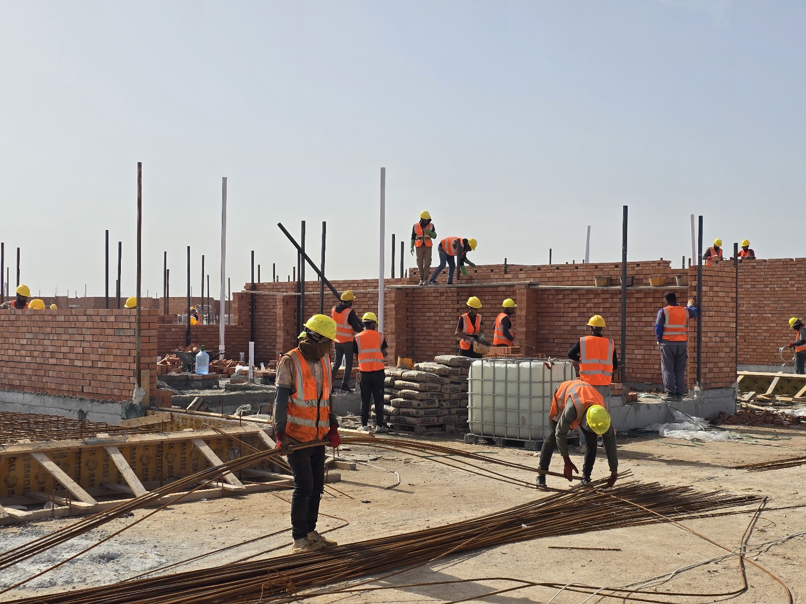 أعمال البناء بالطابوق لهيكل الوحدات السكنية