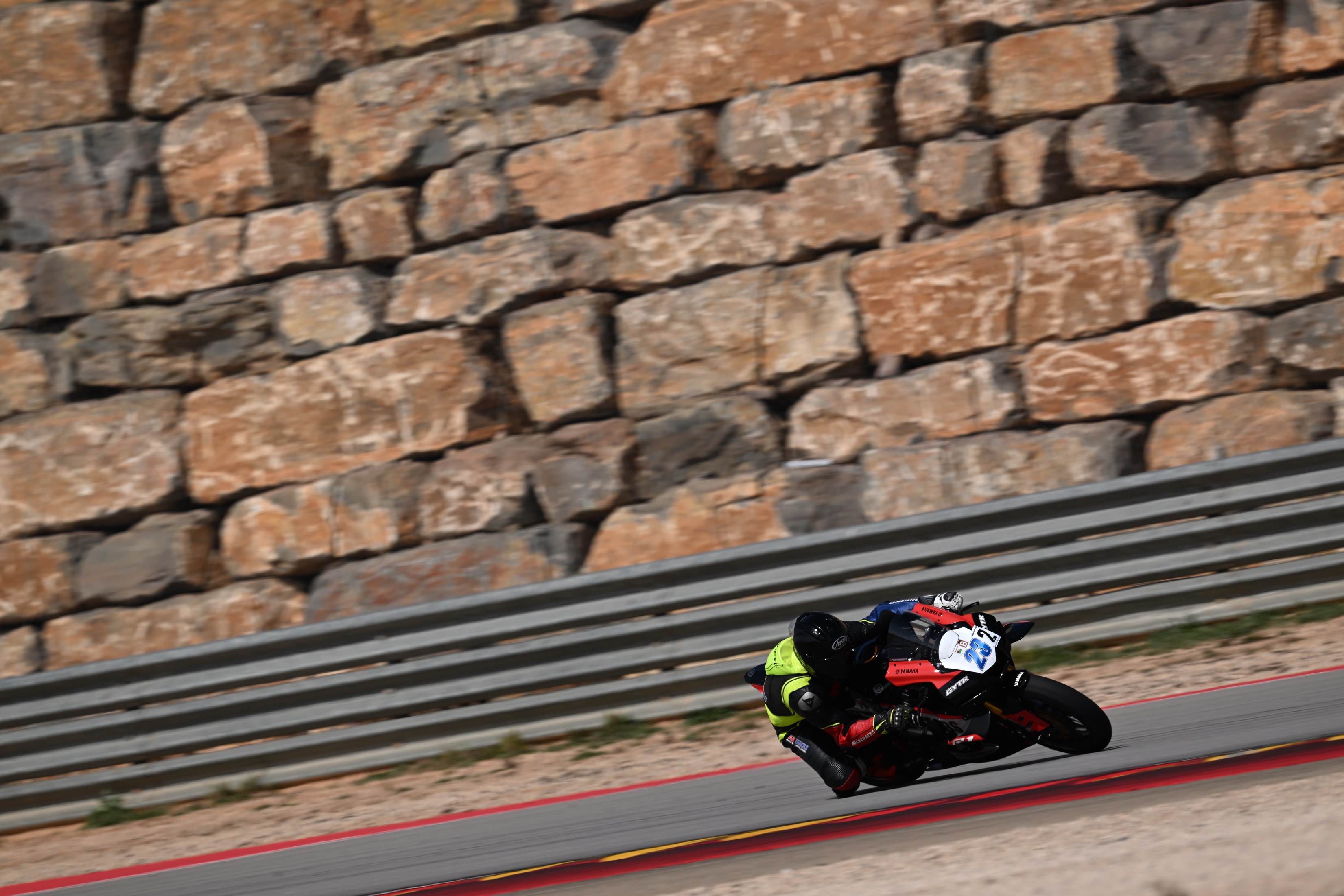 Jarno Middelham met nummer 22 op de Yamaha R1 in een bocht bij MotorLand Aragón